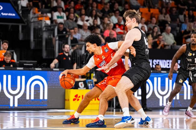 easyCredit BBL: Ratiopharm Ulm vs. MHP RIESEN Ludwigsburg ; 20.09.2026 Ulm, GERMANY - 20. September 2026: Adam Atamna (ratiopharm Ulm, 0) im Zweikampf mitTommy Rutherford (MHP RIESEN Ludwigsburg, 42) während dem Spiel zwischen der Ratiopharm Ulm und den MHP RIESEN Ludwigsburg am 1. Spieltag der easyCredit BBL in der ratiopharm Arena Ulm. Copyright: xBEAUTIFULxSPORTS Steinx