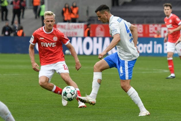 v. li. im Zweikampf Janne Sietan (Essen 22) Kenan Fatkic (Rostock 4) 20.09.2026 ¢ Fussball ¢ Rot-Weiss Essen vs Hansa Rostock, Stadion Essen, Essen, DFB DFL REGULATIONS PROHIBIT ANY USE OF PHOTOGRAPHS AS IMAGE SEQUENCES AND OR QUASI-VIDEO NRW Germany