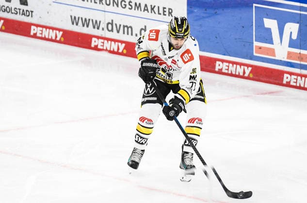 Straubing Tigers vs. Krefeld Pinguine, Eishockey, Deutsche Eishockey Liga, Penny DEL, 1.Spieltag, Saison 2026 2027, 23.09.2026 Mick Koehler (Krefeld Pinguine), Eishockey Herren, Deutsche Eishockey Liga, Penny DEL, 1.Spieltag, Saison 2026 2027 am 20.09.2026 im Eisstadion am Pulverturm, Straubing Tigers (blau) gegen Krefeld Pinguine (weiss)