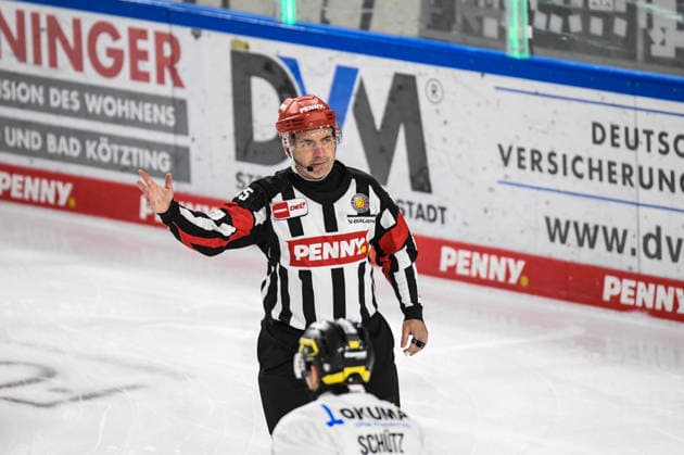 Straubing Tigers vs. Krefeld Pinguine, Eishockey, Deutsche Eishockey Liga, Penny DEL, 1.Spieltag, Saison 2026 2027, 23.09.2026 Schiedsrichter Christopher Schadewaldt, Eishockey Herren, Deutsche Eishockey Liga, Penny DEL, 1.Spieltag, Saison 2026 2027 am 20.09.2026 im Eisstadion am Pulverturm, Straubing Tigers (blau) gegen Krefeld Pinguine (weiss)