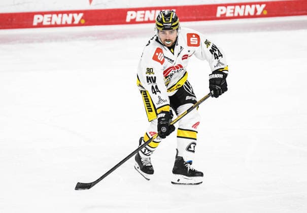 Straubing Tigers vs. Krefeld Pinguine, Eishockey, Deutsche Eishockey Liga, Penny DEL, 1.Spieltag, Saison 2026 2027, 23.09.2026 Zack Dybowski (Krefeld Pinguine), Eishockey Herren, Deutsche Eishockey Liga, Penny DEL, 1.Spieltag, Saison 2026 2027 am 20.09.2026 im Eisstadion am Pulverturm, Straubing Tigers (blau) gegen Krefeld Pinguine (weiss)