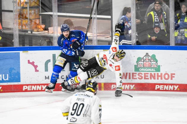 Straubing Tigers vs. Krefeld Pinguine, Eishockey, Deutsche Eishockey Liga, Penny DEL, 1.Spieltag, Saison 2026 2027, 23.09.2026 Skyler McKenzie (Straubing Tigers) an der Bande mit Zack Dybowski (Krefeld Pinguine), Eishockey Herren, Deutsche Eishockey Liga, Penny DEL, 1.Spieltag, Saison 2026 2027 am 20.09.2026 im Eisstadion am Pulverturm, Straubing Tigers (blau) gegen Krefeld Pinguine (weiss)