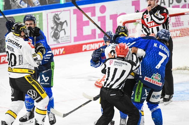Straubing Tigers vs. Krefeld Pinguine, Eishockey, Deutsche Eishockey Liga, Penny DEL, 1.Spieltag, Saison 2026 2027, 23.09.2026 Alex Green, Simon SEidl und Nicolas Beaudin (Straubing Tigers) im HAndgemenge mit Adam Payerl und Tim Schuetz (Krefeld Pinguine), Eishockey Herren, Deutsche Eishockey Liga, Penny DEL, 1.Spieltag, Saison 2026 2027 am 20.09.2026 im Eisstadion am Pulverturm, Straubing Tigers (blau) gegen Krefeld Pinguine (weiss)