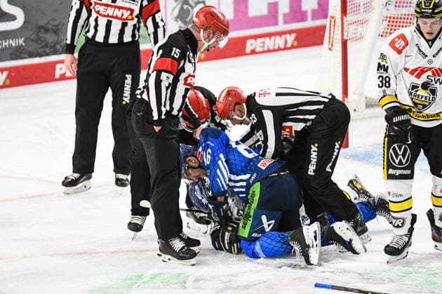 Straubing Tigers vs. Krefeld Pinguine, Eishockey, Deutsche Eishockey Liga, Penny DEL, 1.Spieltag, Saison 2026 2027, 23.09.2026 Skyler McKenzie (Straubing Tigers) am Boden mit Adam Payerl (Krefeld Pinguine), Eishockey Herren, Deutsche Eishockey Liga, Penny DEL, 1.Spieltag, Saison 2026 2027 am 20.09.2026 im Eisstadion am Pulverturm, Straubing Tigers (blau) gegen Krefeld Pinguine (weiss)