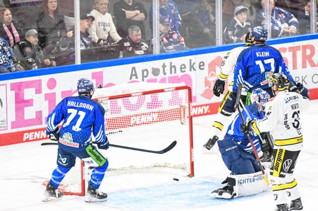 Straubing Tigers vs. Krefeld Pinguine, Eishockey, Deutsche Eishockey Liga, Penny DEL, 1.Spieltag, Saison 2026 2027, 23.09.2026 Mathew Santos (Krefeld Pinguine) jubelt ueber den Treffer, Eishockey Herren, Deutsche Eishockey Liga, Penny DEL, 1.Spieltag, Saison 2026 2027 am 20.09.2026 im Eisstadion am Pulverturm, Straubing Tigers (blau) gegen Krefeld Pinguine (weiss)