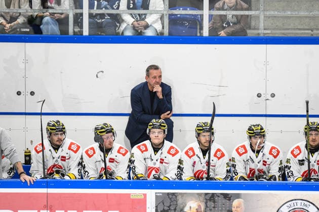 Straubing Tigers vs. Krefeld Pinguine, Eishockey, Deutsche Eishockey Liga, Penny DEL, 1.Spieltag, Saison 2026 2027, 23.09.2026 Thomas Popiesch (Krefeld Pinguine), Eishockey Herren, Deutsche Eishockey Liga, Penny DEL, 1.Spieltag, Saison 2026 2027 am 20.09.2026 im Eisstadion am Pulverturm, Straubing Tigers (blau) gegen Krefeld Pinguine (weiss)