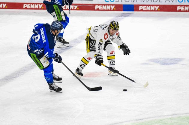 Straubing Tigers vs. Krefeld Pinguine, Eishockey, Deutsche Eishockey Liga, Penny DEL, 1.Spieltag, Saison 2026 2027, 23.09.2026 Stephan Daschner (Straubing Tigers) im Duell mit Roope Maekitalo (Krefeld Pinguine), Eishockey Herren, Deutsche Eishockey Liga, Penny DEL, 1.Spieltag, Saison 2026 2027 am 20.09.2026 im Eisstadion am Pulverturm, Straubing Tigers (blau) gegen Krefeld Pinguine (weiss)