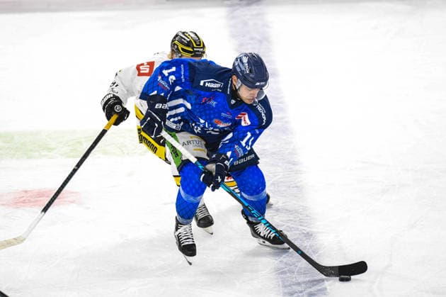 Straubing Tigers vs. Krefeld Pinguine, Eishockey, Deutsche Eishockey Liga, Penny DEL, 1.Spieltag, Saison 2026 2027, 23.09.2026 Tim Brunnhuber (Straubing Tigers) im Duell mit Roope Maekitalo (Krefeld Pinguine), Eishockey Herren, Deutsche Eishockey Liga, Penny DEL, 1.Spieltag, Saison 2026 2027 am 20.09.2026 im Eisstadion am Pulverturm, Straubing Tigers (blau) gegen Krefeld Pinguine (weiss)