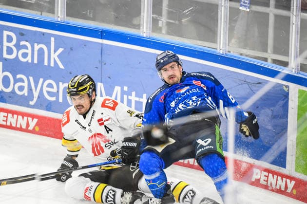 Straubing Tigers vs. Krefeld Pinguine, Eishockey, Deutsche Eishockey Liga, Penny DEL, 1.Spieltag, Saison 2026 2027, 23.09.2026 Skyler McKenzie (Straubing Tigers) am Boden mit Oliver Mebus (Krefeld Pinguine), Eishockey Herren, Deutsche Eishockey Liga, Penny DEL, 1.Spieltag, Saison 2026 2027 am 20.09.2026 im Eisstadion am Pulverturm, Straubing Tigers (blau) gegen Krefeld Pinguine (weiss)