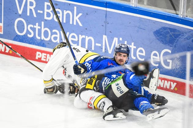 Straubing Tigers vs. Krefeld Pinguine, Eishockey, Deutsche Eishockey Liga, Penny DEL, 1.Spieltag, Saison 2026 2027, 23.09.2026 Skyler McKenzie (Straubing Tigers) am Boden mit Oliver Mebus (Krefeld Pinguine), Eishockey Herren, Deutsche Eishockey Liga, Penny DEL, 1.Spieltag, Saison 2026 2027 am 20.09.2026 im Eisstadion am Pulverturm, Straubing Tigers (blau) gegen Krefeld Pinguine (weiss)