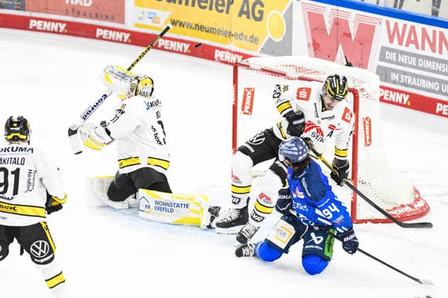 Straubing Tigers vs. Krefeld Pinguine, Eishockey, Deutsche Eishockey Liga, Penny DEL, 1.Spieltag, Saison 2026 2027, 23.09.2026 Felix Bick (Krefeld Pinguine) verhindert den Treffer, Eishockey Herren, Deutsche Eishockey Liga, Penny DEL, 1.Spieltag, Saison 2026 2027 am 20.09.2026 im Eisstadion am Pulverturm, Straubing Tigers (blau) gegen Krefeld Pinguine (weiss)
