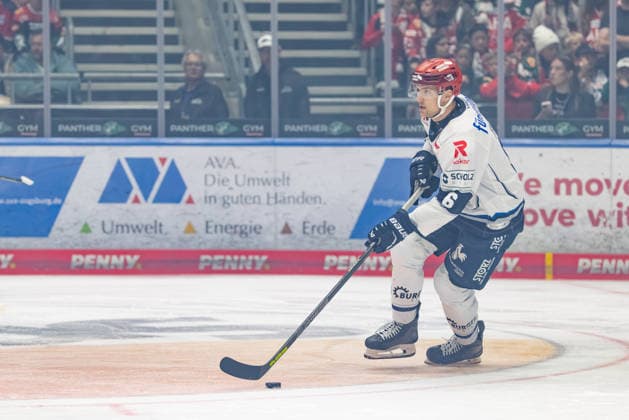 Alexander Peters (6, Schwenninger Wild Wings) beim Spiel zwischen Augsburger Panther v Schwenninger Wild Wings, Eishockey, Herren, DEL, 2026 2027, 2.Spieltag am 20.09.2026 in Augsburg, Curt-Frenzel-Stadion. Bayern Deutschland