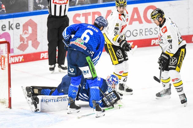 Straubing Tigers vs. Krefeld Pinguine, Eishockey, Deutsche Eishockey Liga, Penny DEL, 1.Spieltag, Saison 2026 2027, 23.09.2026 Jakub Skarek (Straubing Tigers) verhindert den Treffer von Alexander Weiss (Krefeld Pinguine), Eishockey Herren, Deutsche Eishockey Liga, Penny DEL, 1.Spieltag, Saison 2026 2027 am 20.09.2026 im Eisstadion am Pulverturm, Straubing Tigers (blau) gegen Krefeld Pinguine (weiss)