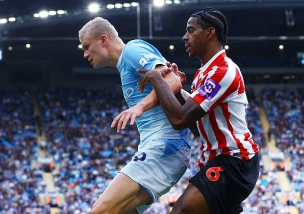 Erling Haaland of Manchester City and Dayann Methalie of Sunderland Manchester City v Sunderland, Premier League, Football, Etihad Stadium, Manchester, UK - 20 Sep 2026Manchester Etihad Stadium United Kingdom EDITORIAL USE ONLY No use with unauthorised audio, video, data, fixture lists, club league logos or live services. Online in-match use limited to 120 images, no video emulation. No use in betting, games or single club league player publications. Copyright: xMattxWest Shutterstockx 17160119bi