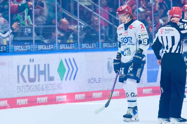 Hakon Haenelt (Schwenninger Wild Wings, 19) niedergeschlagen nach dem 2:0 GER, Augsburger Panther vs. Schwenninger Wild Wings, Eishockey, PENNY DEL, 2. Spieltag, Spielzeit 2026 2027, 20.09.2026 GER, Augsburger Panther vs. Schwenninger Wild Wings, Eishockey, PENNY DEL, 2. Spieltag, Spielzeit 2026 2027, 20.09.2026 Deutschland Copyright: xEibner-Pressefoto GeraldxOelze-dexStoppanyx EP_ODS