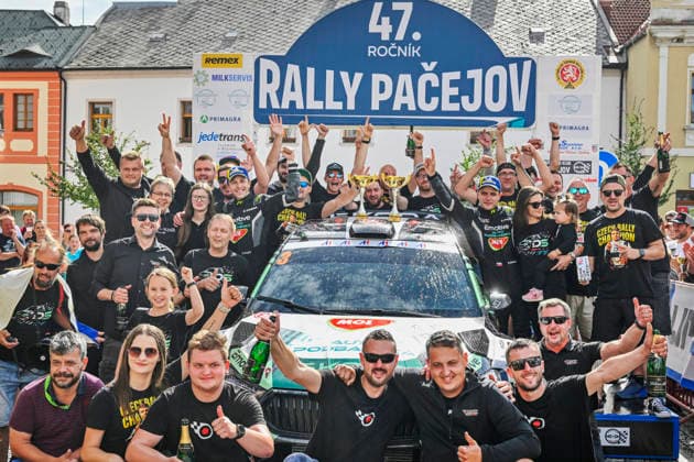Vyhlaseni vitezu Rally Pacejov 2026, 20. zari 2026, Horazdovice. Vitezove Dominik Stritesky, Ondrej Krajca v cili slavi se svym tymem. (CTKxPhoto MiroslavxChaloupka) CTKPhotoP2026092004685  CTKPhotoP2026092004685