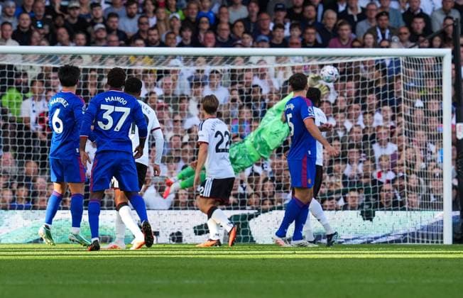 Lisandro Martinez of Manchester United, ManU (6) has a shot saved by Fulham goalkeeper Bernd Leno Fulham v Manchester United, Premier League, Football, Craven Cottage, London, UK - 20 Sep 2026London Craven Cottage United Kingdom EDITORIAL USE ONLY No use with unauthorised audio, video, data, fixture lists, club league logos or live services. Online in-match use limited to 120 images, no video emulation. No use in betting, games or single club league player publications.  Copyright: xWiredxPhotos Shutterstockx 17160315ao