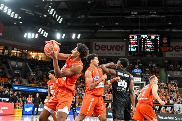 20.09.2026, GER, Basketball, Herren, easycredit Basketball Bundesliga, Saison 2026 2027, 1. Spieltag, ratiopharm Ulm vs MHP Riesen Ludwigsburg Dwayne Koroma (Ulm, 3) sichert den Rebound Neu-Ulm ratiopharm Arena Bayern Deutschland Copyright: xNordphotox xHafnerx