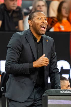 easyCredit BBL: Ratiopharm Ulm vs. MHP RIESEN Ludwigsburg ; 20.09.2026 Ulm, GERMANY - 20. September 2026: Tyron Mccoy (ratiopharm Ulm, Co-Trainer) an der Seitenlinie während dem Spiel zwischen der Ratiopharm Ulm und den MHP RIESEN Ludwigsburg am 1. Spieltag der easyCredit BBL in der ratiopharm Arena Ulm. Copyright: xBEAUTIFULxSPORTS Steinx