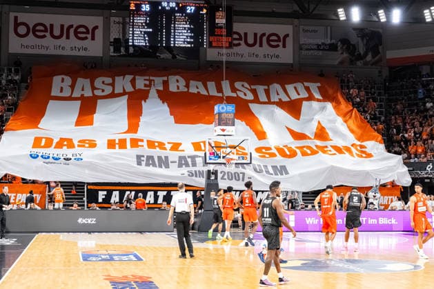easyCredit BBL: Ratiopharm Ulm vs. MHP RIESEN Ludwigsburg ; 20.09.2026 Ulm, GERMANY - 20. September 2026: Choreografie der Ulmer Fans in der Pause während dem Spiel zwischen der Ratiopharm Ulm und den MHP RIESEN Ludwigsburg am 1. Spieltag der easyCredit BBL in der ratiopharm Arena Ulm. Copyright: xBEAUTIFULxSPORTS Steinx