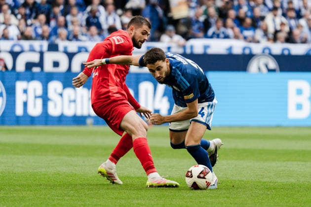 Sport Bilder des Tages Deutschland: 1. Bundesliga 2026 2027, 4. Spieltag - FC Schalke 04 vs. SV Elvsersberg- 20.09.2026 - Veltins-Arena (Gelsenkirchen, Nordrhein-Westfalen) Lukasz Poreba (Elversberg, 8) Adil Aouchiche (Schalke 04, 24) Zweikampf Duell Copyright: xCelinaxLeiersx