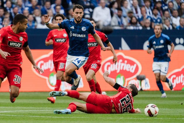 Deutschland: 1. Bundesliga 2026 2027, 4. Spieltag - FC Schalke 04 vs. SV Elvsersberg- 20.09.2026 - Veltins-Arena (Gelsenkirchen, Nordrhein-Westfalen) Lukas Petkov (Elversberg, 25) Adil Aouchiche (Schalke 04, 24) Zweikampf Duell Copyright: xCelinaxLeiersx
