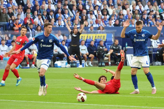 20.09.2026, xrekx, Fussball 1.Bundesliga, FC Schalke 04 - SV Elversberg v.l. Robin Gosens (FC Schalke 04) Noah Darvich (SV 07 Elversberg) Zweikampf, Aktion, action, battle for the ball (DFL DFB REGULATIONS PROHIBIT ANY USE OF PHOTOGRAPHS as IMAGE SEQUENCES and or QUASI-VIDEO) Gelsenkirchen