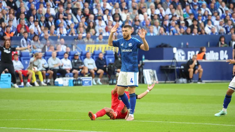 20.09.2026, xrekx, Fussball 1.Bundesliga, FC Schalke 04 - SV Elversberg v.l. Noah Darvich (SV 07 Elversberg) Hasan Kurucay (FC Schalke 04) gibt Anweisungen, gestikuliert, mit den Armen gestikulieren gives instructions, gesticulate (DFL DFB REGULATIONS PROHIBIT ANY USE OF PHOTOGRAPHS as IMAGE SEQUENCES and or QUASI-VIDEO) Gelsenkirchen