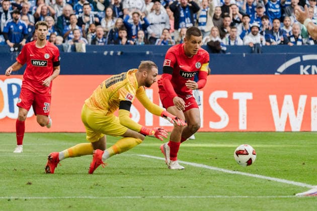 Deutschland: 1. Bundesliga 2026 2027, 4. Spieltag - FC Schalke 04 vs. SV Elvsersberg- 20.09.2026 - Veltins-Arena (Gelsenkirchen, Nordrhein-Westfalen) Nicolas Kristof (Elversberg, 20) Lukas Pinckert (Elversberg, 19) Copyright: xCelinaxLeiersx
