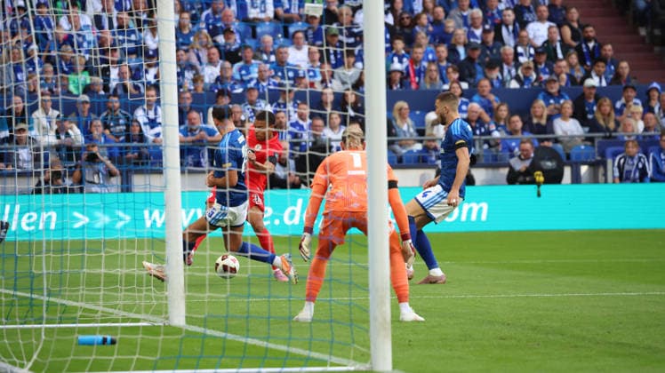 20.09.2026, xrekx, Fussball 1.Bundesliga, FC Schalke 04 - SV Elversberg v.l. Nikola Katic (FC Schalke 04) Jan Gyamerah (SV 07 Elversberg) Zweikampf, Aktion, action, battle for the ball (DFL DFB REGULATIONS PROHIBIT ANY USE OF PHOTOGRAPHS as IMAGE SEQUENCES and or QUASI-VIDEO) Gelsenkirchen