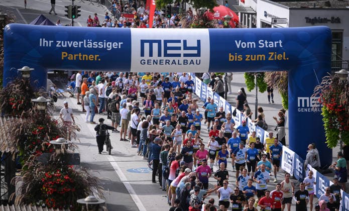 Laufen Leichtathletik Stadtlauf Tuebingen 33. Erbelauf 2026 20.09.2026 Uebersicht, Lauefer auf der Nackarbruecke
