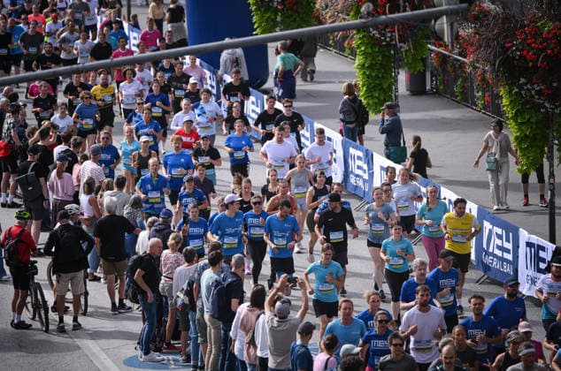 Laufen Leichtathletik Stadtlauf Tuebingen 33. Erbelauf 2026 20.09.2026 Uebersicht, Lauefer auf der Nackarbruecke