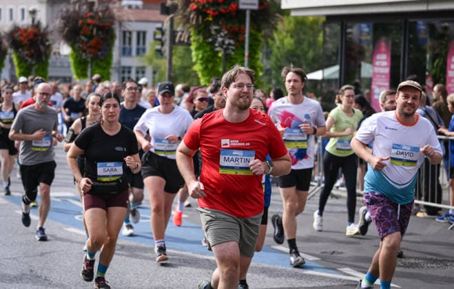 Laufen Leichtathletik Stadtlauf Tuebingen 33. Erbelauf 2026 20.09.2026 Uebersicht, Lauefer auf der Nackarbruecke