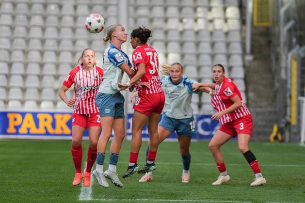 Google Pixel Frauen-Bundesliga: SC Freiburg vs. Bayer 04 Leverkusen, 20.09.2026 Kopfballduell zwischen Marlene Müller (Bayer 04 Leverkusen, 27) und Ilayda Acikgöz (SC Freiburg, 30) Google Pixel Frauen-Bundesliga: SC Freiburg vs. Bayer 04 Leverkusen, Dreisamstadion, 20.09.2026 DFB DFL REGULATIONS PROHIBIT ANY USE OF PHOTOGRAPHS AS IMAGE SEQUENCES AND OR QUASI-VIDEO. Copyright: xBEAUTIFULxSPORTS Boscox