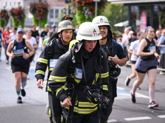 Laufen Leichtathletik Stadtlauf Tuebingen 33. Erbelauf 2026 20.09.2026 Schmuckbild, Mietglieder der Freiwilligen Feuerwehr Tuebingen in voller Montur mit Atemschutzausruestung auf der Nackarbruecke