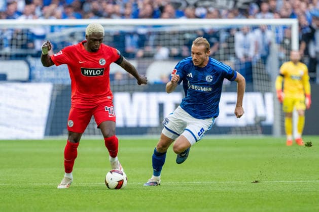 David Mokwa (SV Elversberg, 42) im Laufduell mit Timo Becker (Schalke 04, 05) FC Schalke 04 vs. SV Elversberg, Fussball, Bundesliga, 4.Spieltag, Saison 2026 27, 20.09.2026, DFL REGULATIONS PROHIBIT ANY USE OF PHOTOGRAPHS AS IMAGE SEQUENCES AND OR QUASI-VIDEO, FC Schalke 04 vs. SV Elversberg, Fussball, Bundesliga, 4.Spieltag, Saison 2026 27, 20.09.2026 Gelsenkirchen Copyright: xEibner-Pressefoto LukasxBaldygax EP_LBA