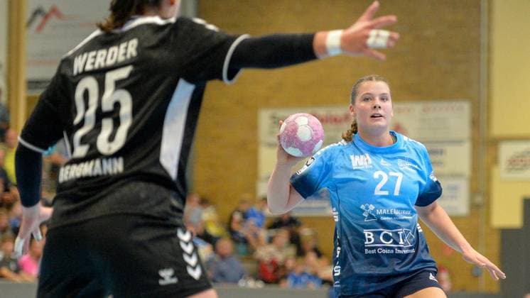 2. HB-Bundesliga: TuS Lintfort - Werder Bremen ** NUR FÜR REDAKTIONELLE ZWECKE ** EDITORIAL USE ONLY **<p>Eva Manthei, rechts, im Kampf gegen Anna Lena Bergmann, links, am Sonntag, den 20.09.2026, im Spiel TuS Lintfort gegen Werder Bremen in der Sporthalle Eyller Straße in Kamp-Lintfort. TuS Lintfort, blaue Trikots, spielt gegen Werder Bremen, schwarze Trikots, in der 2. Handball-Bundesliga der Frauen, Saison 2026 2027. Deutschland NRW Kamp-Lintfort Copyright: OleksandrxVoskresenskyi