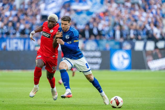 David Mokwa (SV Elversberg, 42) im Zweikampf mit Robin Gosens (Schalke 04, 08) der ihn checkt FC Schalke 04 vs. SV Elversberg, Fussball, Bundesliga, 4.Spieltag, Saison 2026 27, 20.09.2026, DFL REGULATIONS PROHIBIT ANY USE OF PHOTOGRAPHS AS IMAGE SEQUENCES AND OR QUASI-VIDEO, FC Schalke 04 vs. SV Elversberg, Fussball, Bundesliga, 4.Spieltag, Saison 2026 27, 20.09.2026 Gelsenkirchen Copyright: xEibner-Pressefoto LukasxBaldygax EP_LBA