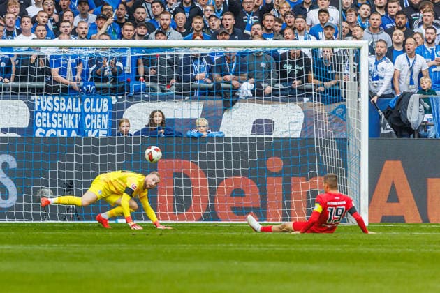 Torwart Nicolas Kristof (SV 07 Elversberg) in Aktion, am Ball, Einzelaktion waehrend des spiels der 1. Bundesliga zwischen FC Schalke 04 und SV Elversberg, Veltins-Arena am 20. September 2026 in Gelsenkirchen, Deutschland. (Foto von Mario Hommes DeFodi Images) +++ Torwart Nicolas Kristof (SV 07 Elversberg) controls the ball during the Bundesliga match between FC Schalke 04 and SV Elversberg at Veltins-Arena on September 20, 2026 in Gelsenkirchen, Germany. (Photo by Mario Hommes DeFodi Images) DFB DFL REGULATIONS PROHIBIT ANY USE OF PHOTOGRAPHS AS IMAGE SEQUENCES AND OR QUASI-VIDEO. (Photo by Mario Hommes DeFodi Images) -