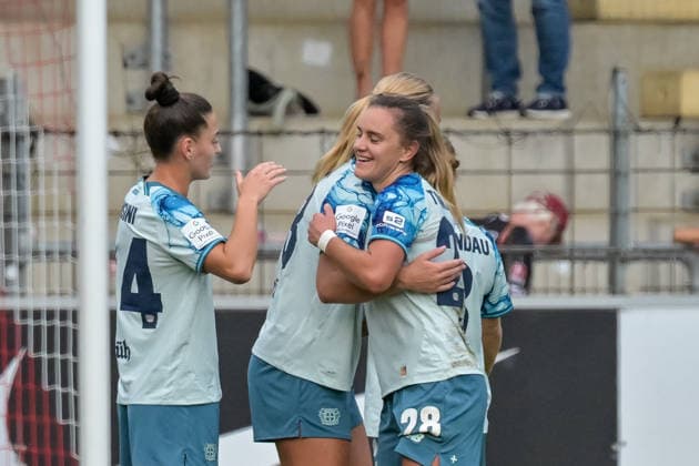 Team Leverkusen nach dem Sieg in Freiburg mit Paulina Tomasiak (Bayer 04 Leverkusen Frauen, 28), Lumbardha Misini (Bayer 04 Leverkusen Frauen, 34) GER, SC Freiburg vs Bayer 04 Leverkusen, Frauen-Fussball, Bundesliga, 5. Spieltag, Saison 2026 2027, 20.09.2026 DFB REGULATIONS PROHIBIT ANY USE OF PHOTOGRAPHS AS IMAGE SEQUENCES AND OR QUASI-VIDEO GER, SC Freiburg vs Bayer 04 Leverkusen, Frauen-Fussball, Bundesliga, 5. Spieltag, Saison 2026 2027, 20.09.2026 Freiburg Copyright: xEibner-Pressefotox EP_THS