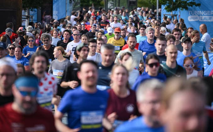 Laufen Leichtathletik Stadtlauf Tuebingen 33. Erbelauf 2026 20.09.2026 Uebersicht, Laueferfeld auf dem Europaplatz