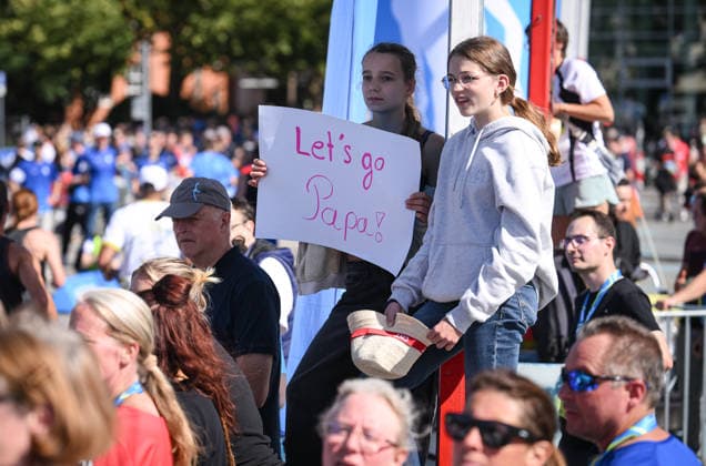 Laufen Leichtathletik Stadtlauf Tuebingen 33. Erbelauf 2026 20.09.2026 Schmuckbild, Maedels im Ziel mit dem Schild, Let s Go Papa