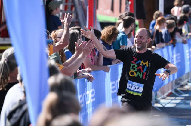 Laufen Leichtathletik Stadtlauf Tuebingen 33. Erbelauf 2026 20.09.2026 Schmuckbild; Peter Kreutmayr (Zirkus Zambaioni) klatscht die Zuschauer auf dem Europaplatz ab