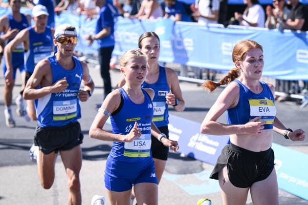 Laufen Leichtathletik Stadtlauf Tuebingen 33. Erbelauf 2026 20.09.2026 Schnellste Frau, Lisa Merkel (Mitte, LAV Stadtwerke Tuebingen) mit Eva Dietrich (re, LAV Stadtwerke Tuebingen) und Hanna Klein (hinten re, LAV Stadtwerke Tuebingen)