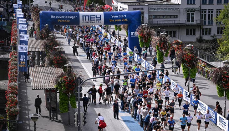 Laufen Leichtathletik Stadtlauf Tuebingen 33. Erbelauf 2026 20.09.2026 Uebersicht, Lauefer auf der Nackarbruecke