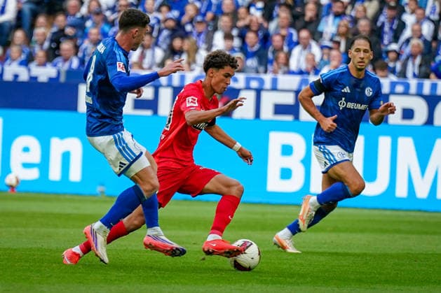 Deutschland: Fussball Bundesliga 2026 - 2027, 4. Spieltag - FC Schalke 04 vs SV Elversberg - Veltins-Arena (Gelsenkirchen): Noah Darvich (SV Elversberg, 10) am Ball Copyright: xJOERANxSTEINSIEKx