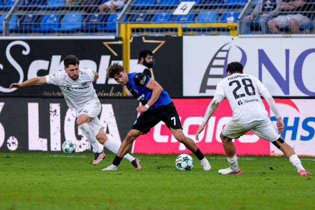 v.li.: Charalambos Makridis (Babis, Münster, 14), Lovis Bierschenk (SV Waldhof, 7), Montell Ndikom (Münster, 28), Zweikampf, Spielszene, Duell, duel, tackle, tackling, Dynamik, Action, Aktion, 20.09.2026, Mannheim (Deutschland), Fussball, 3. Liga, SV Waldhof Mannheim - SC Preußen Münster, DFB DFL REGULATIONS PROHIBIT ANY USE OF PHOTOGRAPHS AS IMAGE SEQUENCES AND OR QUASI-VIDEO.