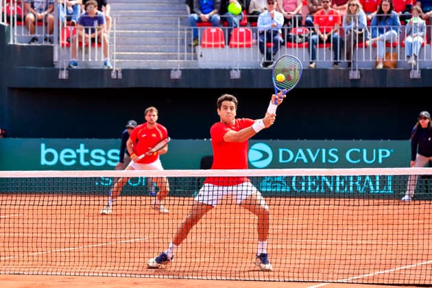 Tenis, Chile vs Espana. Copa Davis 2026. Los tenistas espanoles Jaume Munar derecha y Pedro Martinez, devuelven la pelota, a Tomas Barrios y Alejandro Tabilo de Chile durante el partido de dobles de la Copa Davis valido por la segunda ronda de clasificatorios para el Grupo Mundials, disputado en el Court Central Anita Lizana, Parque Estadio Nacional en Santiago de Chile. 20 09 2026 Pepe Alvujar Photosport Tenis, Chile vs Espana. Copa Davis 2026. Spanish tennis players Jaume Munar right and Pedro Martinez return the ball to Tomas Barrios and Alejandro Tabilo of Chile during the Davis Cup doubles match valid for the second round of qualifiers for the World Group, played at the Anita Lizana Central Court, National Stadium Park in Santiago, Chile. 20 09 2026 Pepe Alvujar Photosport Chile vs Espana dia 2, Copa Davis 2026