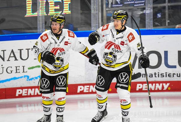 Straubing Tigers vs. Krefeld Pinguine, Eishockey, Deutsche Eishockey Liga, Penny DEL, 1.Spieltag, Saison 2026 2027, 23.09.2026 Philip Gogulla und Max Newton (Krefeld Pinguine) jubeln, Eishockey Herren, Deutsche Eishockey Liga, Penny DEL, 1.Spieltag, Saison 2026 2027 am 20.09.2026 im Eisstadion am Pulverturm, Straubing Tigers (blau) gegen Krefeld Pinguine (weiss)