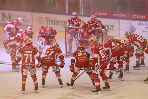 Sahnpark Crimmitschau 20.09.2026 Saison 2026 27 Eishockey 2. Bundesliga Hauptrunde Spiel 2 Kunsteisstadion Sachsen Eispiraten Eispiraten - EHC Freiburg vor Spielbeginn Eispiraten Crimmitschau vor dem Tor Crimmitschau Sachsen Germany